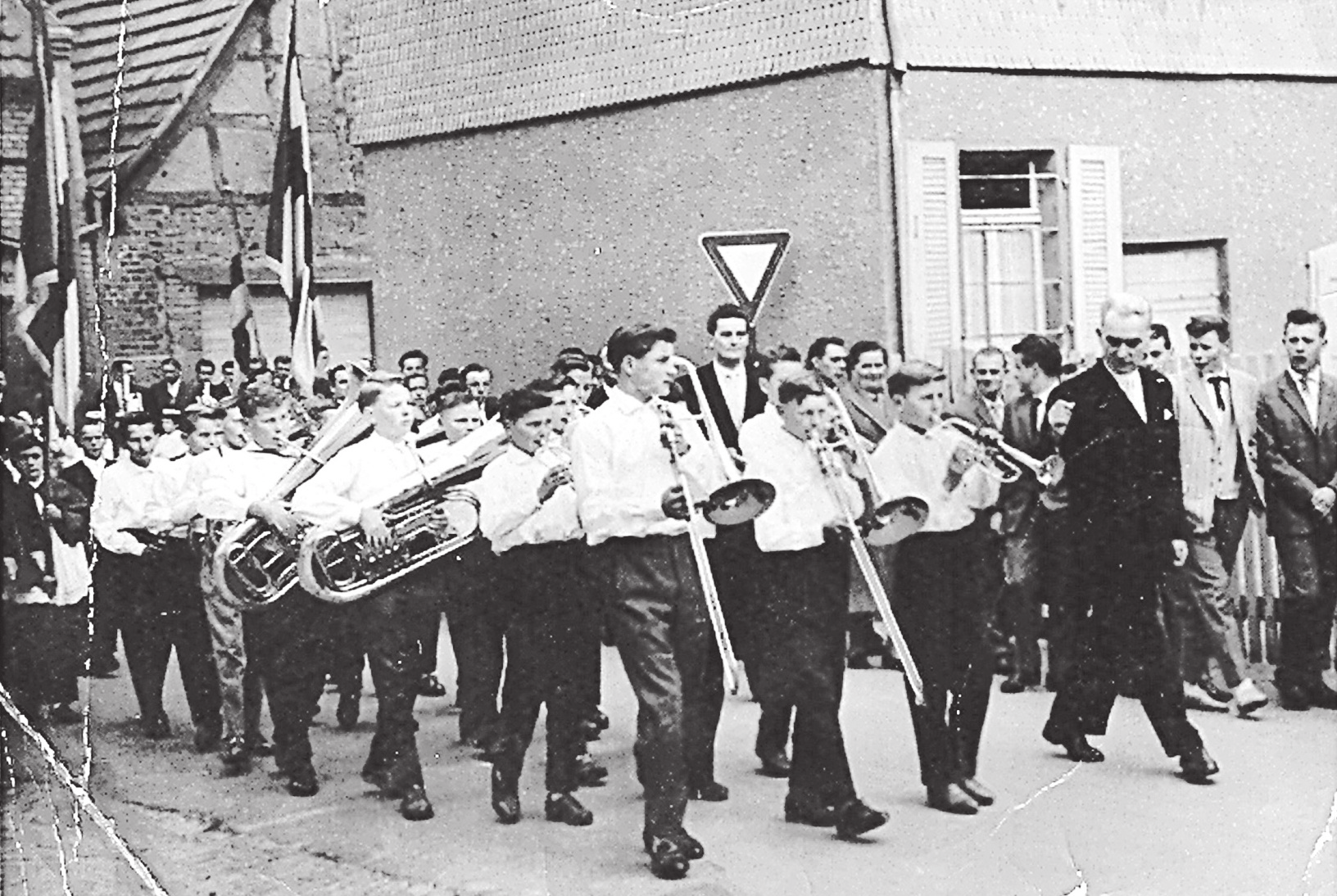 Die Jugend des Vereins am Weißen Sonntag um 1960. 