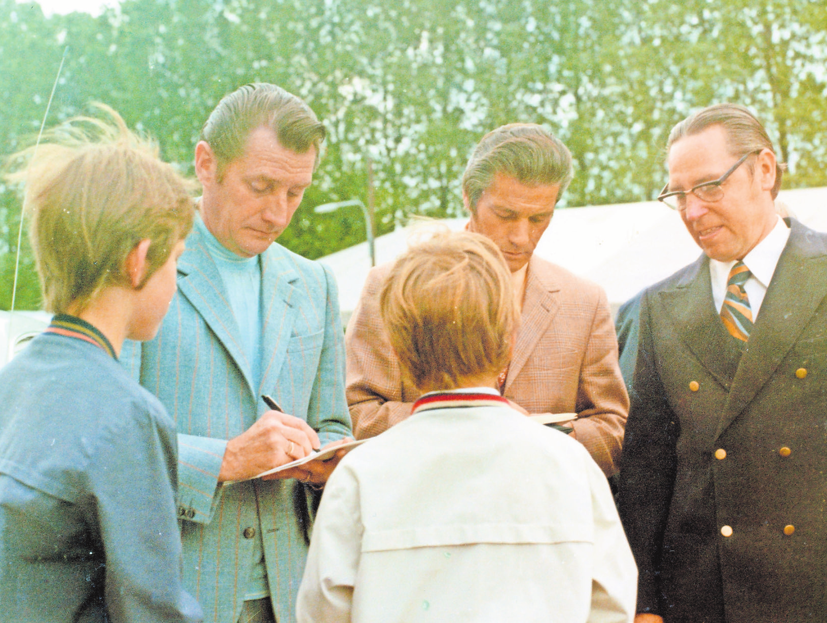 Fritz Walter schreibt Autogramme für seine Fans.