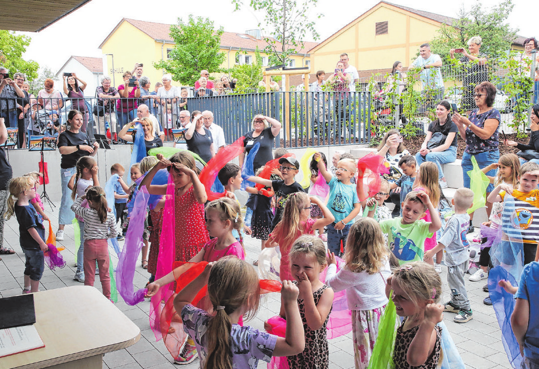 Die Einweihung und vielseitigen des Kindergartens wurde mit einem bunten Programm gefeiert.