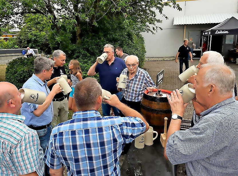 Zur Bierprobe bei der Brauerei Leikeim in Altenkunstadt waren das Biergarten-Serviceteam rund um Festwirt Daniel Invascenko sowie die Lichtenfelser Scharfschützen geladen. FOTOS: PETER HOJA