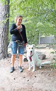 Trainerinnen wie Manuela Habermann kümmern sich um die Hunde. FOTO: MANFRED WELLER