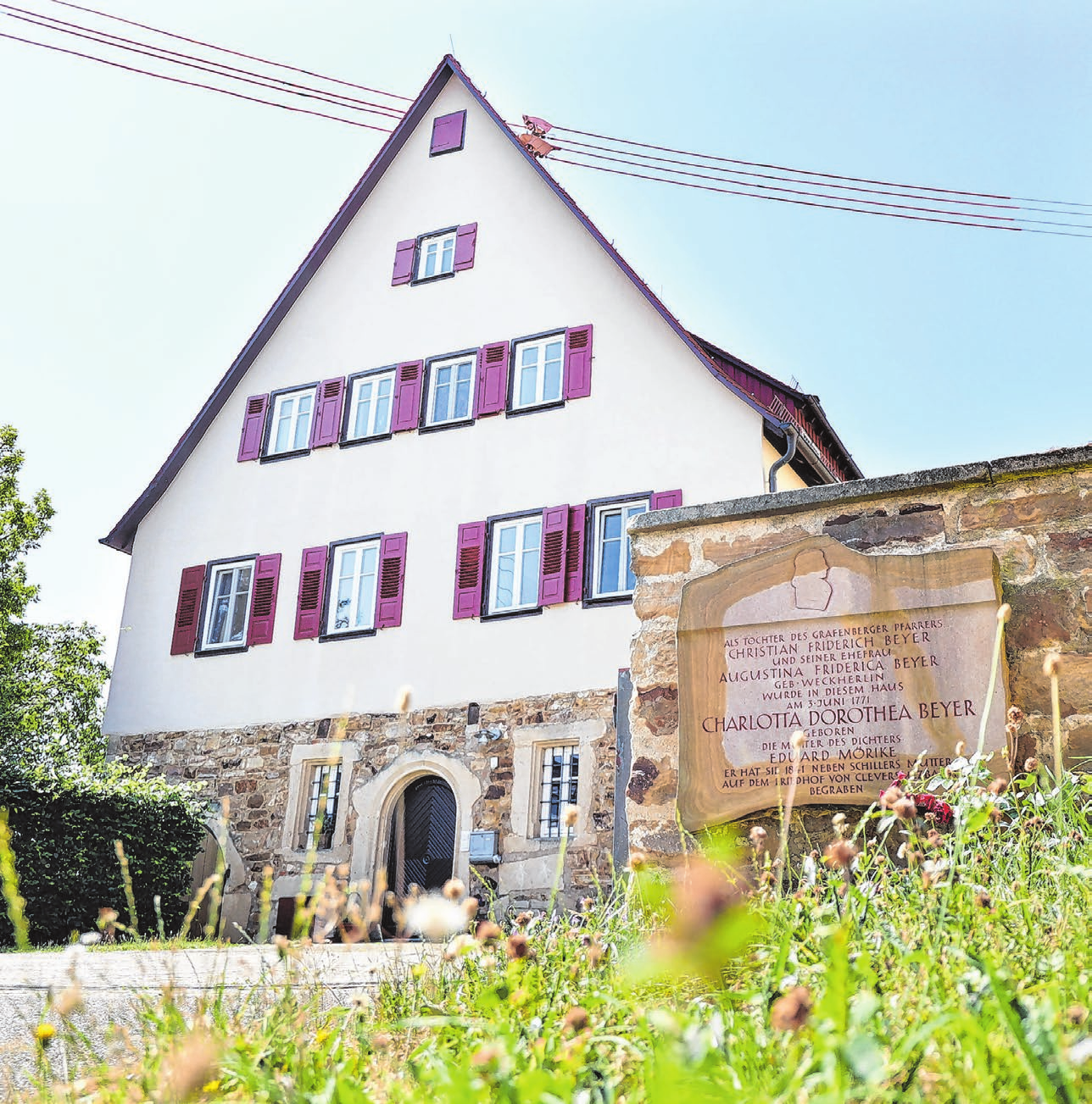Zählt zu den schönsten Gebäuden des Ortes: Das Grafenberger Pfarrhaus. Dort wuchs die Mutter des Dichters Eduard Mörike auf. Foto: Thomas Kiehl