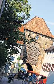 Die aus dem Mittelalter stammende Freinsheimer Stadtmauer mit ihren Toren ist fast komplett erhalten. Foto: Verkehrsverein