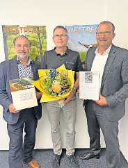 Dr. Hans-Günther Clev, ZRW-Geschäftsführer (links) und Kai Landes, Vorstandsvorsitzender der ZRW (rechts) gratulieren Markus Fuchs von Mehrbreier Industrieservice zur 400. Mitgliedschaft FOTO: ZRW/GRATIS