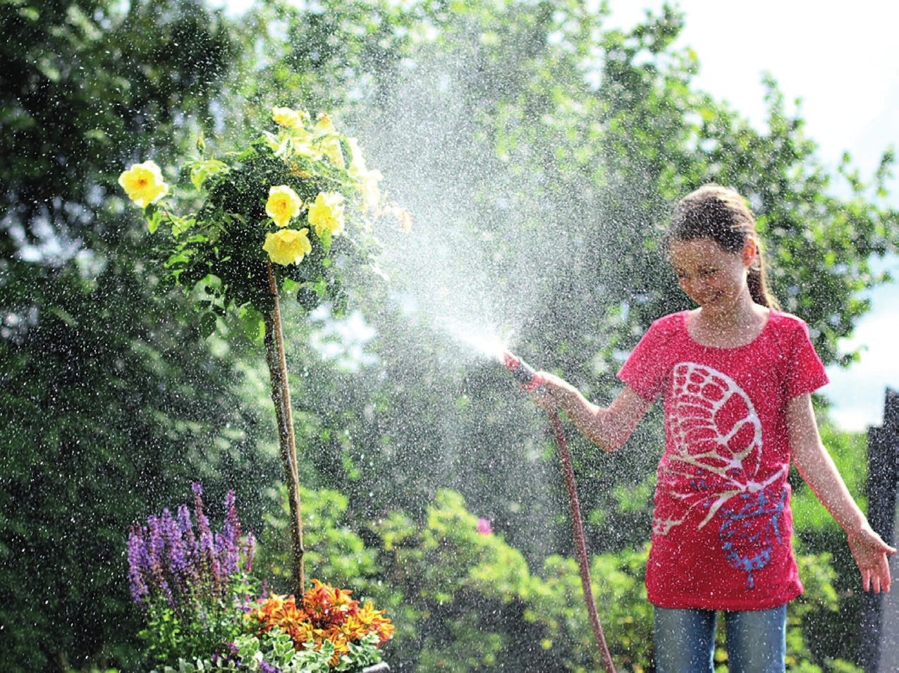 Mit einem 2.000-Liter-Erdspeicher lassen sich Zierund Nutzpflanzen im Garten zuverlässig mit Wasser versorgen. Foto: Intewa/akz-o