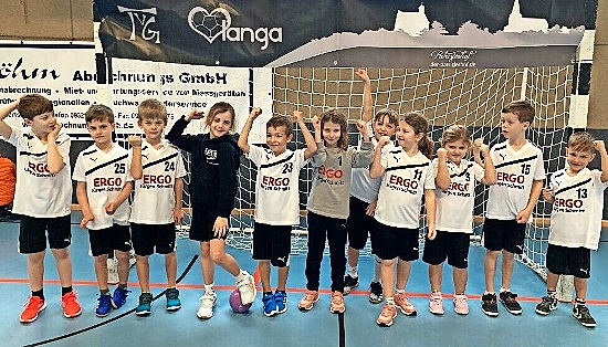 Auch die Handball-„Minis“ stellen sich den Besuchern vor.