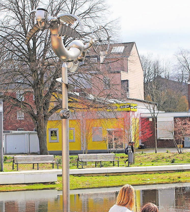 „Der Vogelmensch“ von Albert Sous hat den idyllischen Bastinsweier immer im Blick. Er hat die Flut gut überstanden...