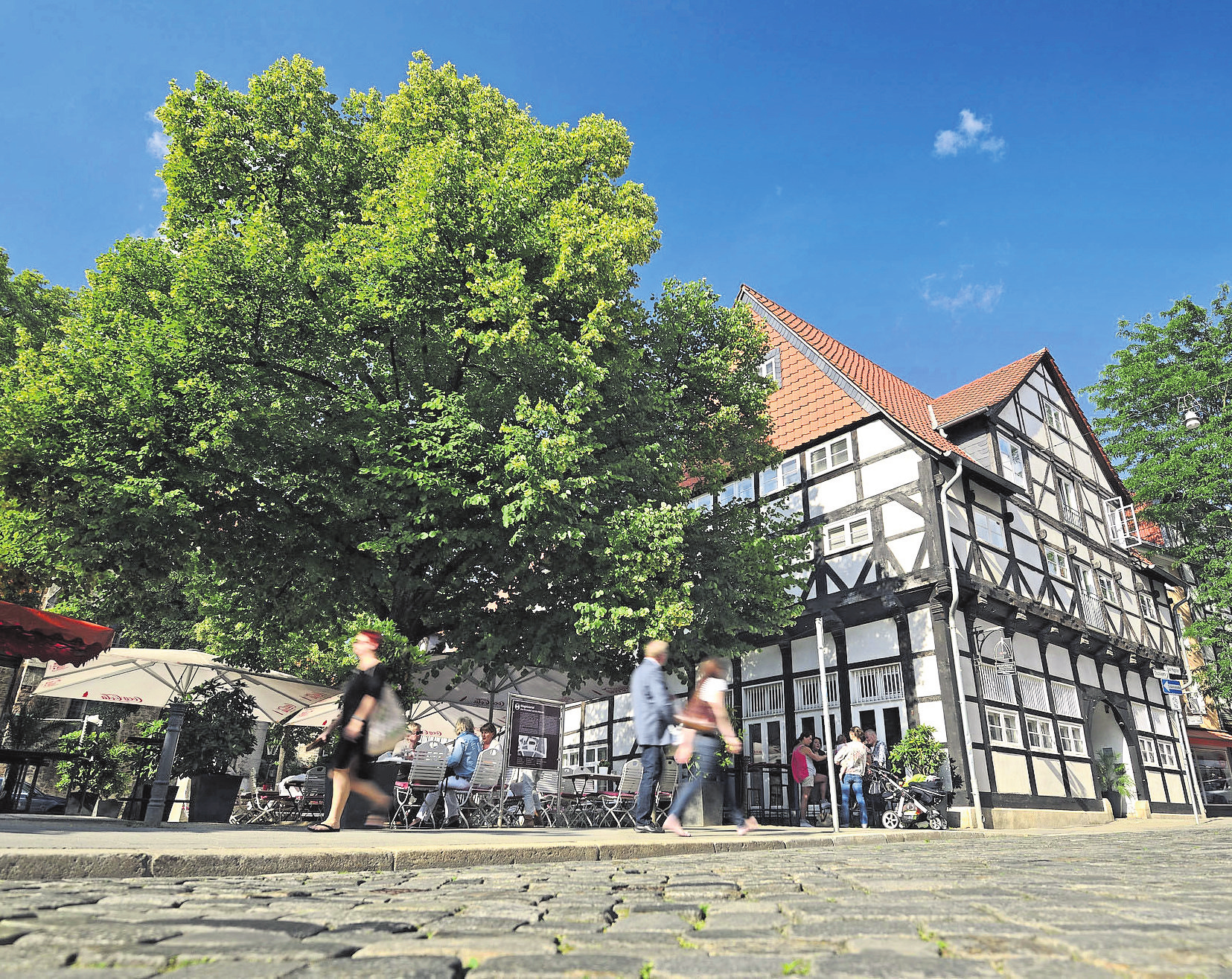Im Magniviertel lehnen sich historische Fachwerkhäuser aneinander, in denen viele kleine Geschäfte und Cafés zum Bummeln einladen.