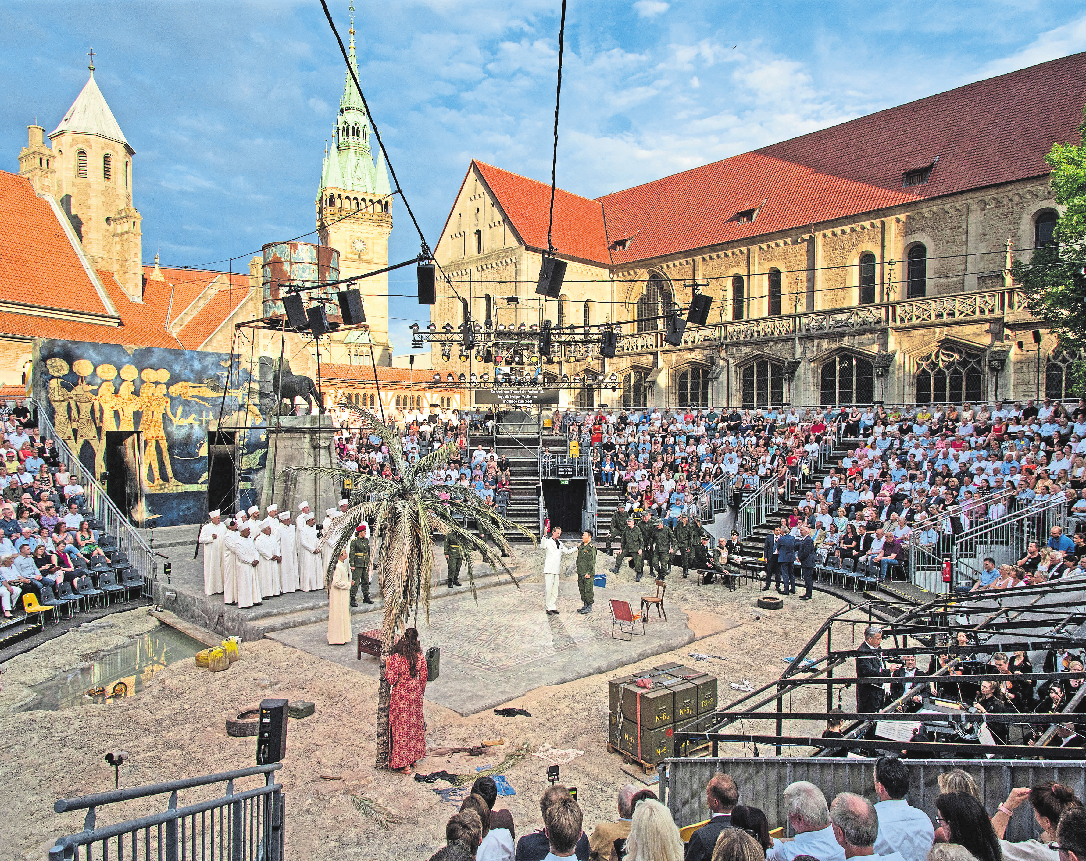Beim hochkaratigen Burgplatz Open Air werden beliebte Opern in historischem Ambiente aufgeführt.