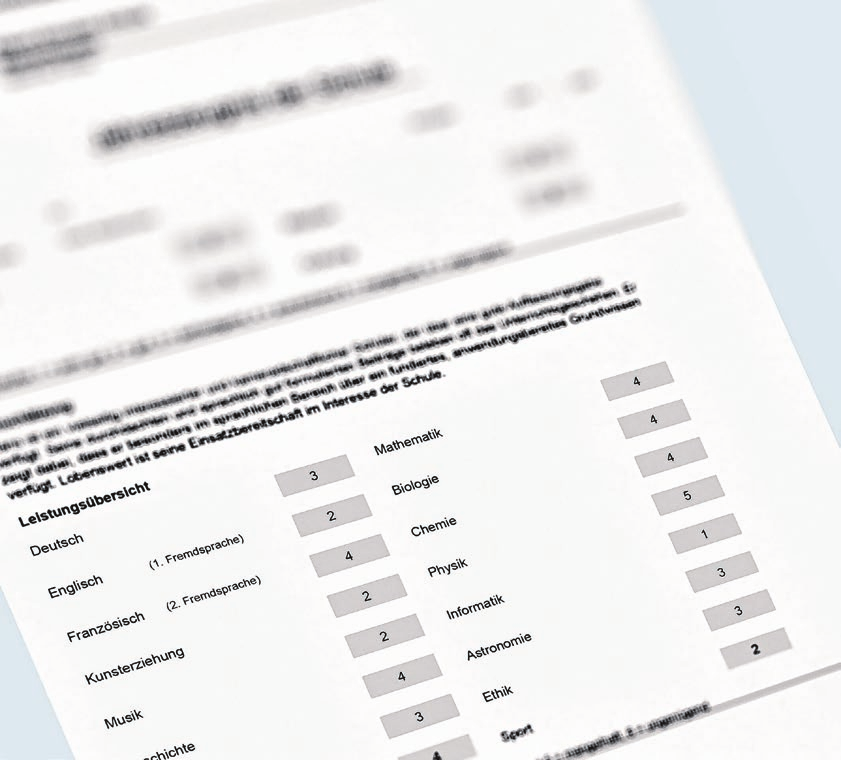 Ein gutes Zeugnis ist alles andere als unwichtig. Die meisten Unternehmen achten bei Bewerbungen allerdings auch auf andere Dinge. Bild: Dominik Schele