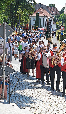 Der farbenprächtige Festzug der Marktschorgaster Vereine mit ihren Fahnenträgern durch Marktschorgast ist eine Augenweide und zugleich ein Zeichen für Gemeinschaftssinn. FOTOS: BRUNO PREIBINGER