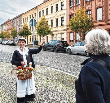 Die Ackerbürgerin Mathilde führt durchs Jugenstilviertel. FOTO: JENS WEGNER