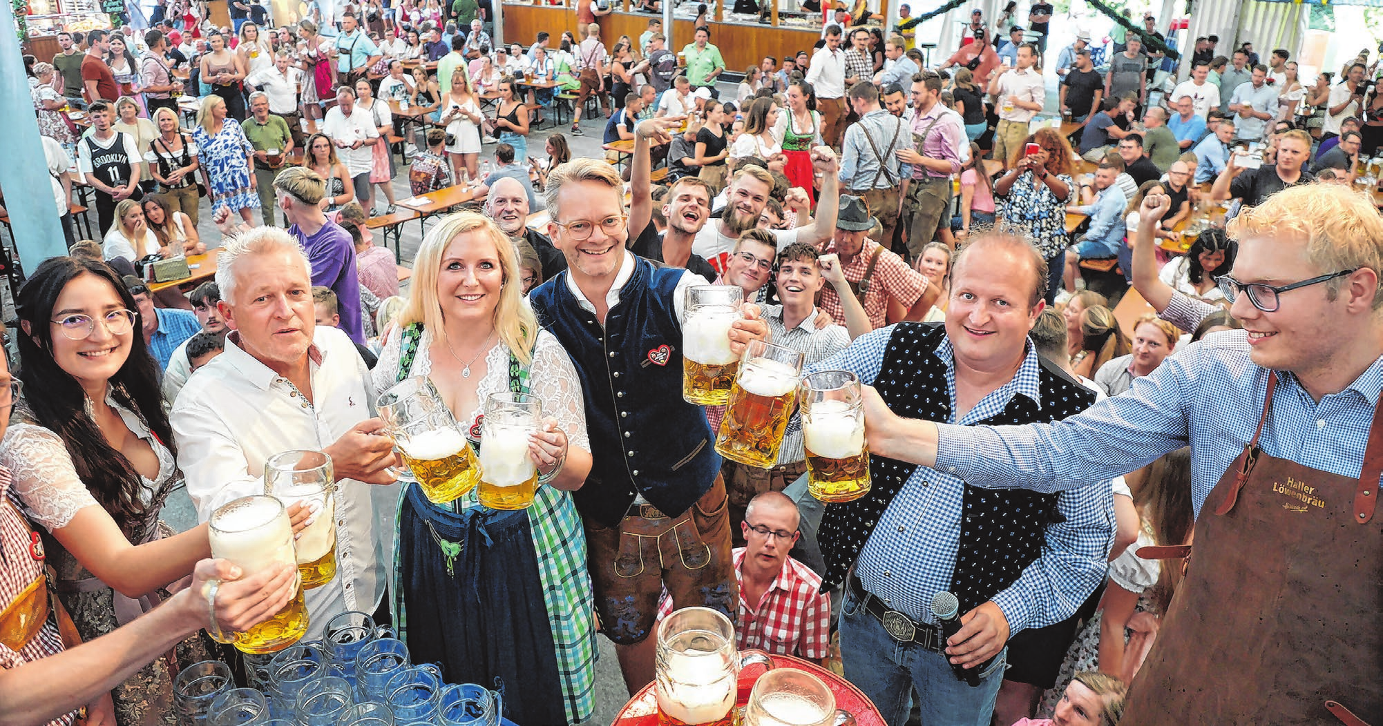 O'zapft is! Nach dem Fassanstich stößt Oberbürgermeister Daniel Bullinger (rechts) mit dem Festzelt-Team an. Fotos: Ufuk Arslan