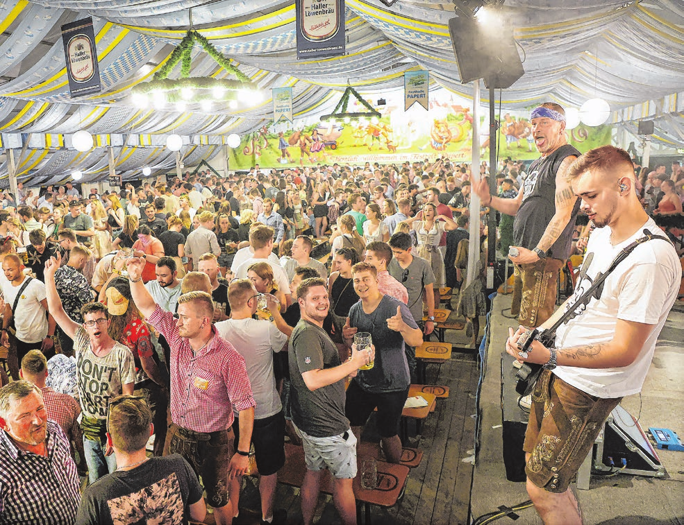 Stimmungs- und Partybands bringen das Festzelt zum Beben.