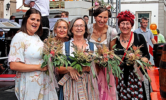 Die feschen Damen und ,,Jungfrauen“ von Eltmann bei der Begrüßung ihrer Gäste. FOTO: GG