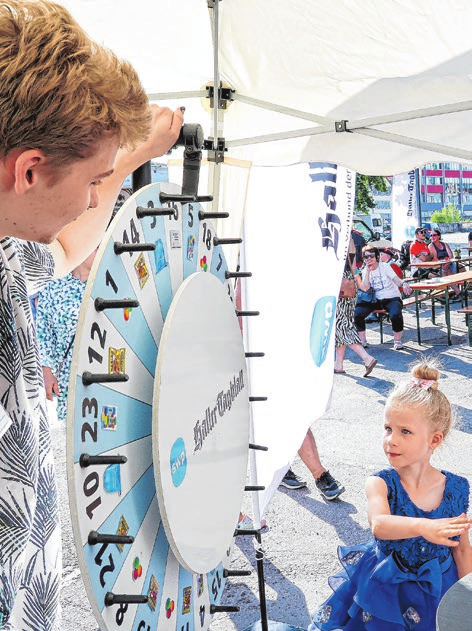 Glücksraddrehen am Pavillon des Haller Tagblatts auf dem Haalplatz. Viele Kinder nehmen gerne einen kleinen Gewinn mit.