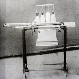 Eine der ersten Flachstrickmaschinen von Heinrich Stoll.