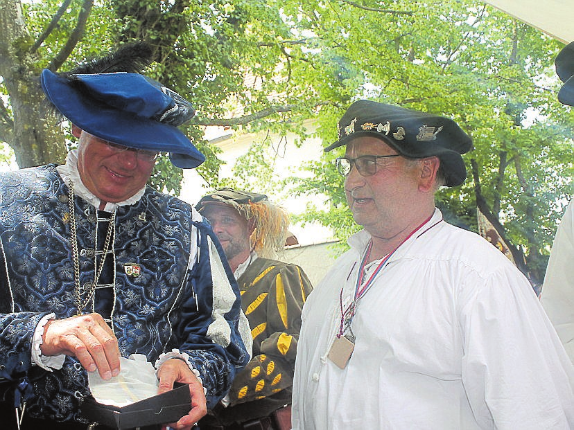 Stilechte in historischen Kostümen nahmen die Lütgendortmunder an dem Schlossfest teil. FOTO SACK