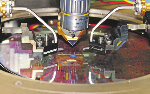 Mikroelektronische Chips sind wesentliche Bestandteile mechatronischer Systeme. Im Fachbereich Mechatronik an der JKU können solche Chips entworfen und vermessen werden.