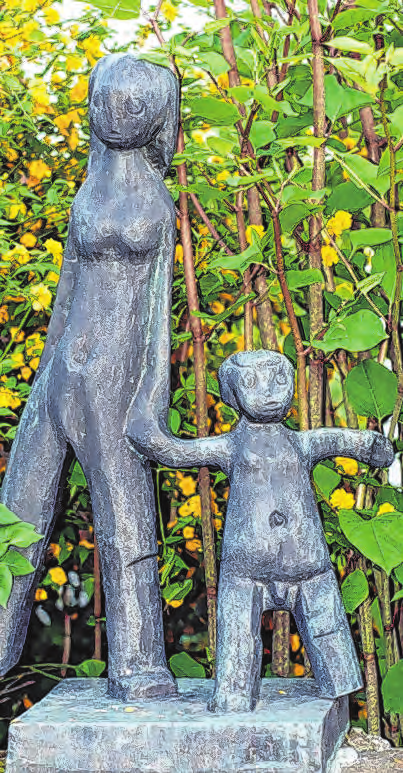 Am idyllischen Weg zum Irrseer Heimatmuseum gibt es vieles zu entdecken, unter anderem diese Bronzestatue. Fotos: TVB Mondsee-Irrsee