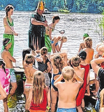 Wenn Neptun aus dem Wasser des Wusterwitzer Sees steigt, schlagen nicht nur die Herzen der Kinder höher. Traditionell wird es am Sonntag wieder Taufen geben. Spaß ist dabei garantiert. Fotos: Archiv BRAWO