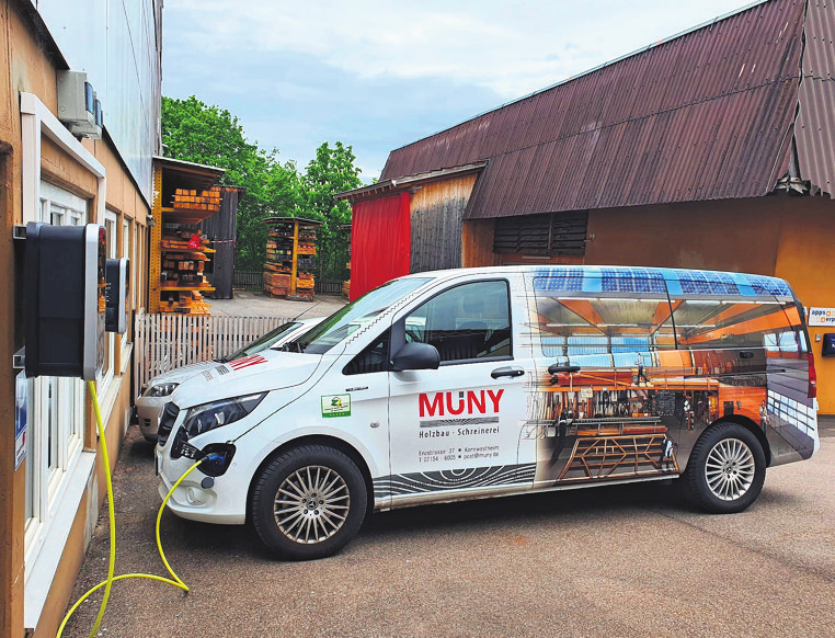 Mit dem Strom von der Fotovoltaikanlage wird die E-Flott des Unternehmens getankt. Foto: Muny GmbH