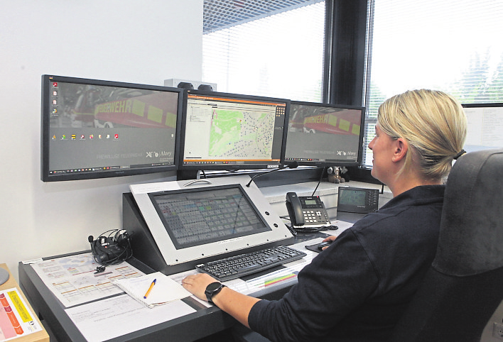 In der Feuerwehreinsatzzentrale werden die Funkkommunikation mit den Einsatzfahrzeugen geführt und alle Einsatz- und Lagemeldungen während des Einsatzes dokumentiert.