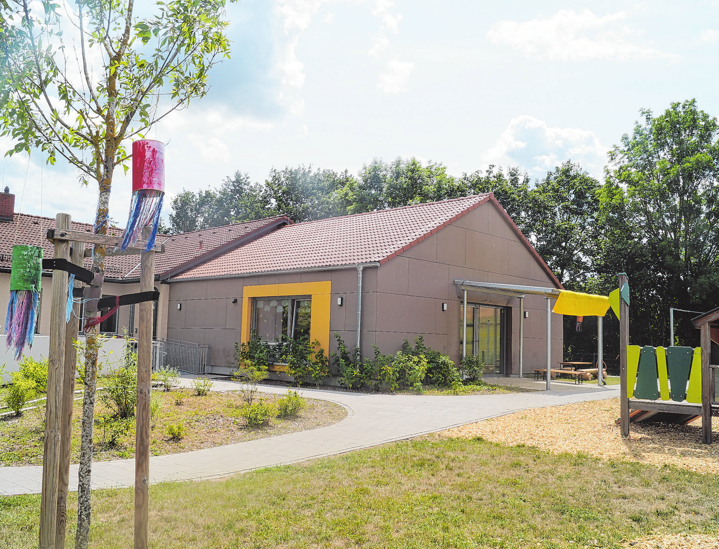 Die Kinder haben jetzt auch Platz zum Toben und Spielen im neuen Anbau und im großzügigen Garten. Fotos: Marius Thesenwitz (3)/Nicole Gunkel (2)