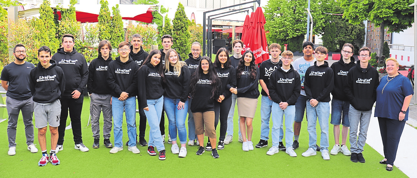 Klasse 10a, 1. Reihe von links nach rechts: Dennis Maach, Elias Scholl, Ilayda Arikan, Valerie Happ, Jaqueline Franz, Panagiota Palaska, Aaron Vogler, Dennis Leonhard, Samuel Schmuck, Sandra Hartung. 2. Reihe von links nach rechts Conrad Ziegler, Niko Klimasch, Max Stunz, Timon Jung, Nele Astor, Nisa Ürün, Luke Hößelbarth, Emil Herrlich, Arjun Vinod, Nils Büttner.