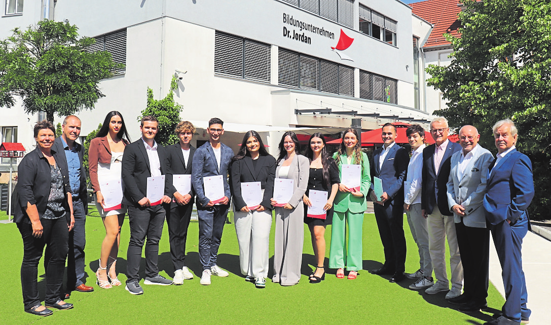 Die Klasse BG 13 Wirtschaft von links nach rechts: Lehrkraft Elke Knoll, Klassenmentor Thomas Wehner, Destina Mehler, Paul Schreiber, Mats-Ole Reinhard, Lars Dernbach, Alina Khan, Sarah-Lena Gaurun, Janina Möller, Chiara Starosta, Carl-Georg Henkel, Adrian Eydt, Direktoren Prof. Dr. Wolfgang Dippel und Prof. Dr. Lothar Jordan sowie Prof. Dr. Ernst Fritz Schubert. Klassenbeste sind Paul Schreiber, Lars Dernbach, Carl-Georg Henkel und Adrian Eydt.