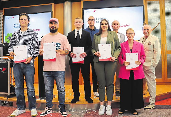 Klassenfoto AFSO (Zweijährige höhere Berufsfachschule mit der Fachrichtung Fremdsprachensekretariat) BFSO (Zweijährige Berufsfachschule mit dem Schwerpunkt Sozialpflegerische und sozialpädagogische Berufe) von links nach rechts: 1. Reihe: Julian Holzer, Ahmet-Emre Aydogan, NoahLuis Piontek, Marie-Josephin Möller, Marie Lachenmaier und Direktor Prof. Dr. Lothar Jordan. 2. Reihe: Klassenmentor Dr. Helmut Daube und Prof Dr. Ernst Fritz-Schubert. Klassenbeste sind: Marie-Josephin Möller und Marie Lachenmaier.