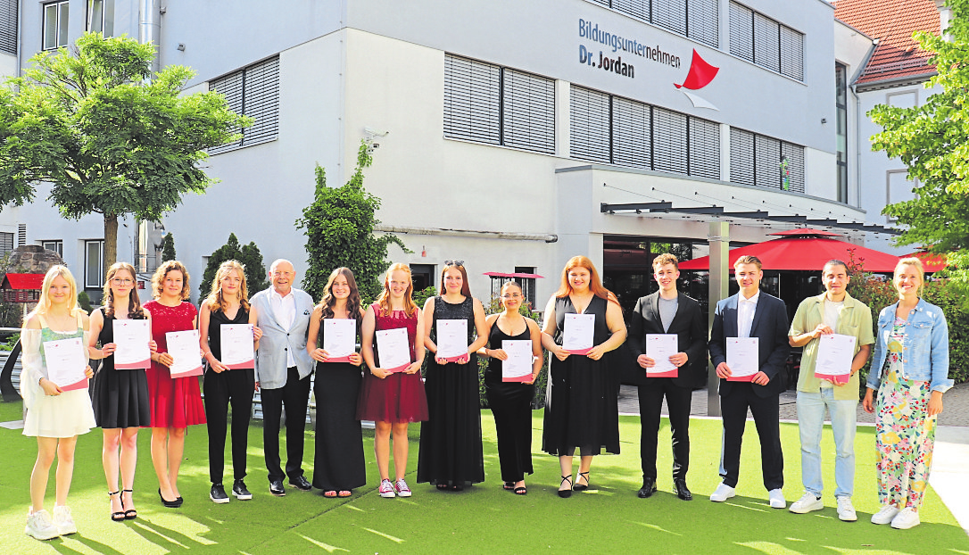 FOS 12GS Gesundheit und Soziales Zeugnisübergabe von links nach rechts: Kim Hesse, Miriam Sophie Ursin, Magdalena Priller, Helen Rack, Direktor Prof. Dr. Lothar Jordan, Marie Zahn, Emma Hörmann, Jasmin von Keitz, Elena Ritz, Dina Al Nabhan, Jonas Flache, Benedikt Reith, Morhaf Abdulmola und Klassenmentorin Inga Reith. Klassenbeste sind Emma Hörmann und Jonas Flache.