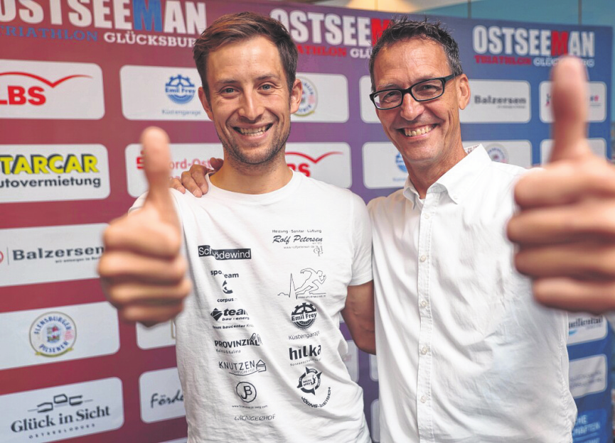Bester Laune: Triathlet Lukas Schnödewind (li.) und Organisationschef Sven Christensen.