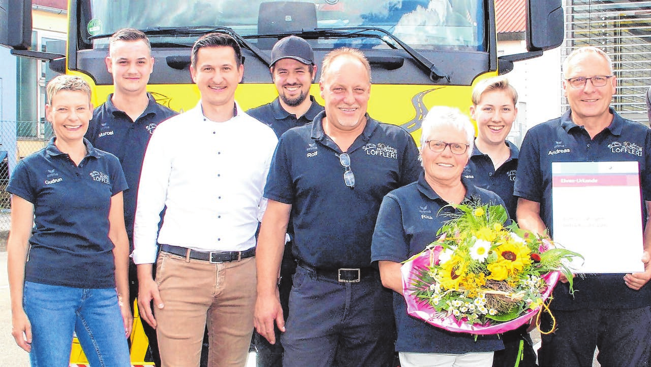Zum Jubiläum gab's Blumen für die Seniorchefin Rita Löffler. Neben ihr die Söhne Andreas (rechts) und Rolf (links). Außerdem Bürgermeister Roman Waizenegger und das Mitarbeiterteam des Autohauses.