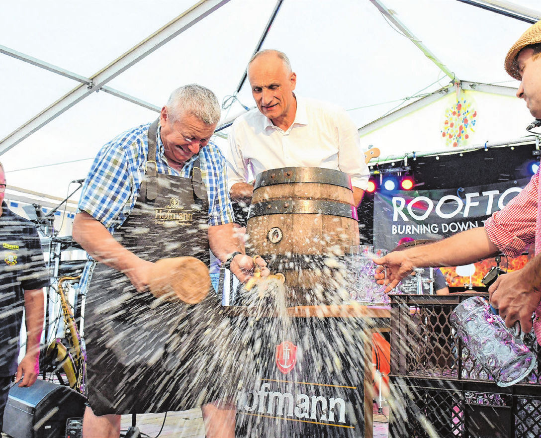 Am Freitag wird Bürgermeister Uwe Emmert wieder den Bieranstich vornehmen. Ob es da wohl wieder eine Bierdusche gibt? Foto: Gudrun Schwarz-Köhler