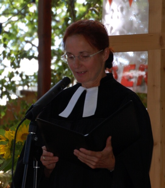 Dekanin Martina Beck hält den Waldgottesdienst.