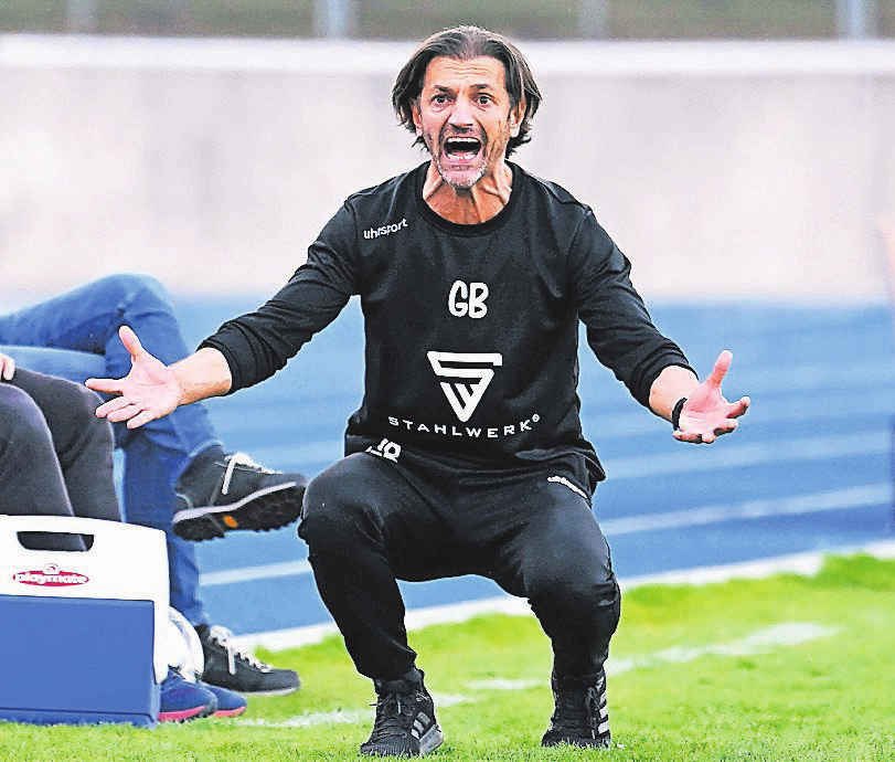 Temperamentvoller Dirigent des BSC-Orchesters: Trainer Giuseppe Brunetto will mit seinem Team den Sprung in die Regionalliga schaffen. FOTO: HEMPEL