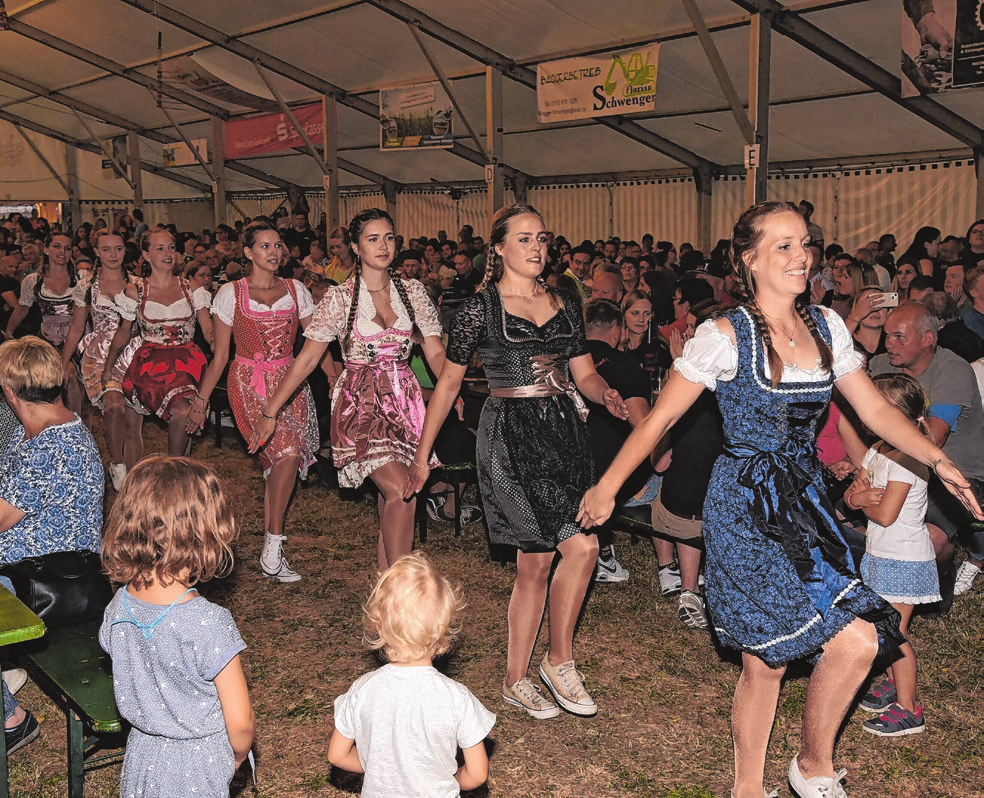 Die Prinzengarde aus Untergröningen ihrem Auftritt das Kohlwaldfest ein. läutet auch in diesem Jahr mit Foto: Manfred Schreckenhöfer