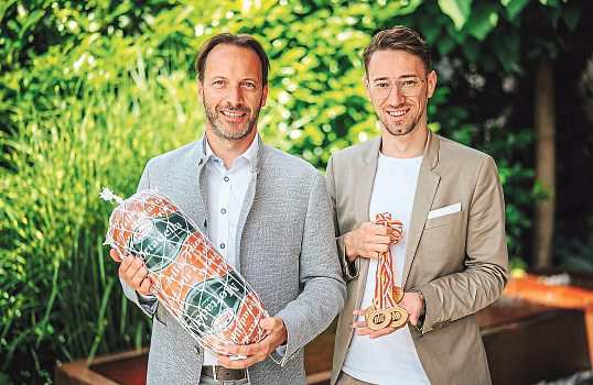 Kurt und Christoph Frierss mit der „goldprämierten“ Mortadella Foto: Frierss