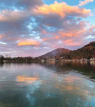 Bei Sonnenuntergang ist der Klopeiner See besonders schön. Auch im Herbst ein Genuss. Foto: Sonja - stock.adobe.com