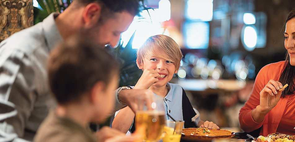 Eltern wählen familienfreundliche Restaurants mit kindgerechten Mahlzeiten. Foto: dglimages-stock.adobe.com