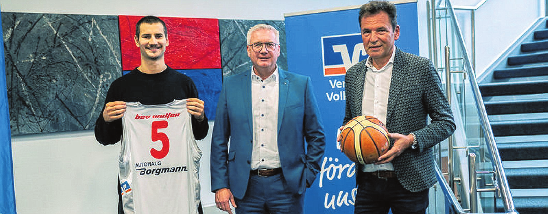 In den Räumen des langjährigen BSV-Partners Vereinte Volksbank eG wurde Rückkehrer Alexander Winck vorgestellt. Das 23-jährige BSV-Eigengewächs spielte in der vergangenen Saison in der 2. Bundesliga ProB in Herford. Die Volksbank-Vorstände Ingo Hinzmann und Norbert Becker begrüßten Alex Winck.