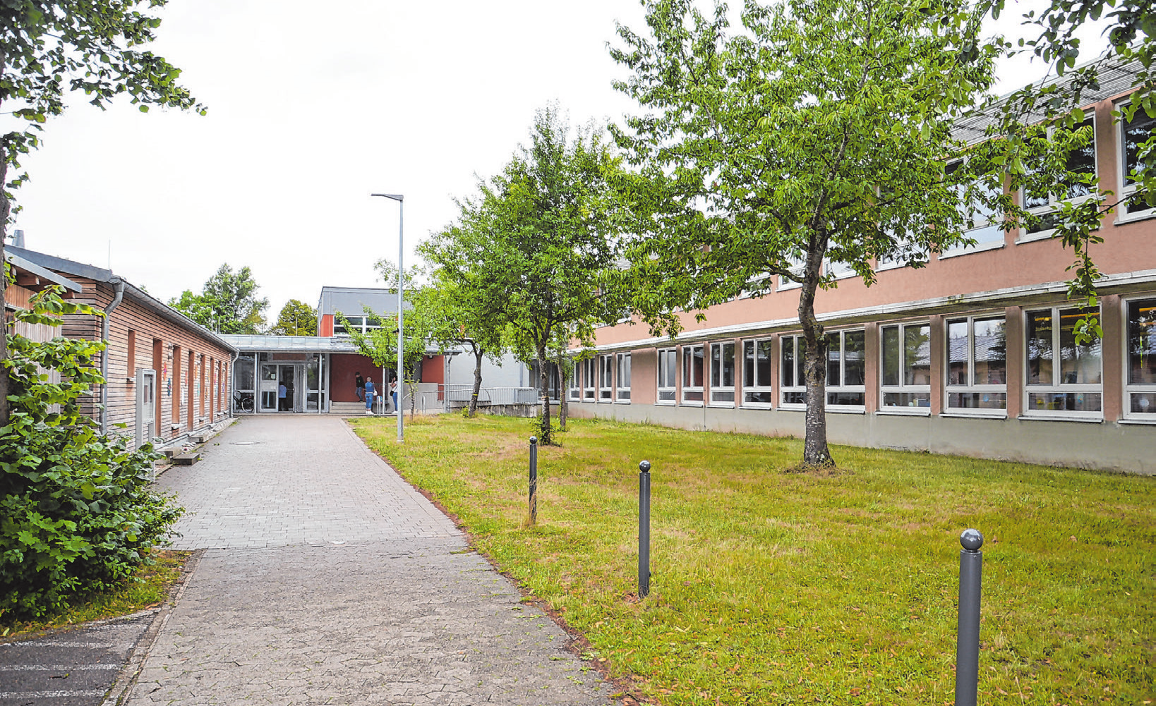 Kompakt ist die Lernlandschaft in Wilburgstetten gegliedert mit Grundschule (rechts), Turnhalle im Hintergrund und Kita links im Bild.