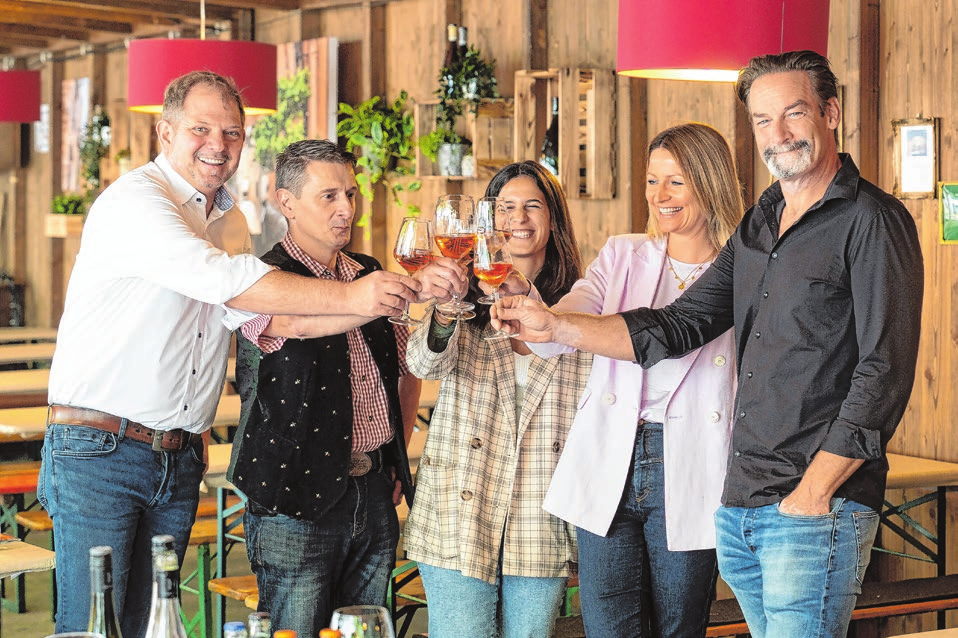 Voller Vorfreude aufs Weinfest (von links): Michael Speiser (Speiser Event) Oliver Loser (Wirtshaus zur Brezel), Ela Gök (Citymarketing), Citymanagerin Sandra Walter und Michael Freudenberg (Wilder Mann). Foto: Lars Schwerdtfeger