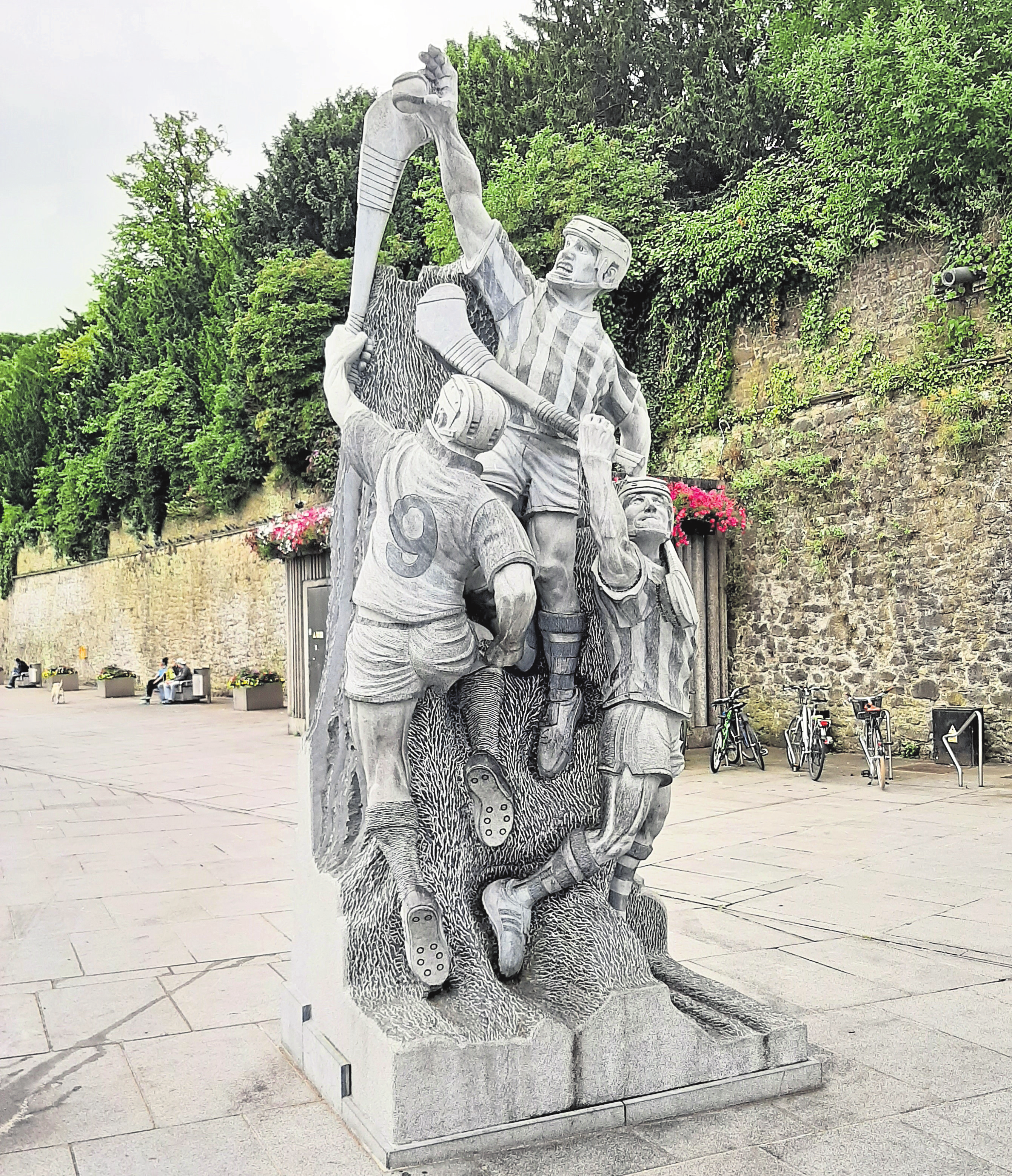 Une statue à la gloire du hurling (sport gaélique) sur le Canal Square de Kilkenny (ville finaliste du championnat 2023 contre Limerick).