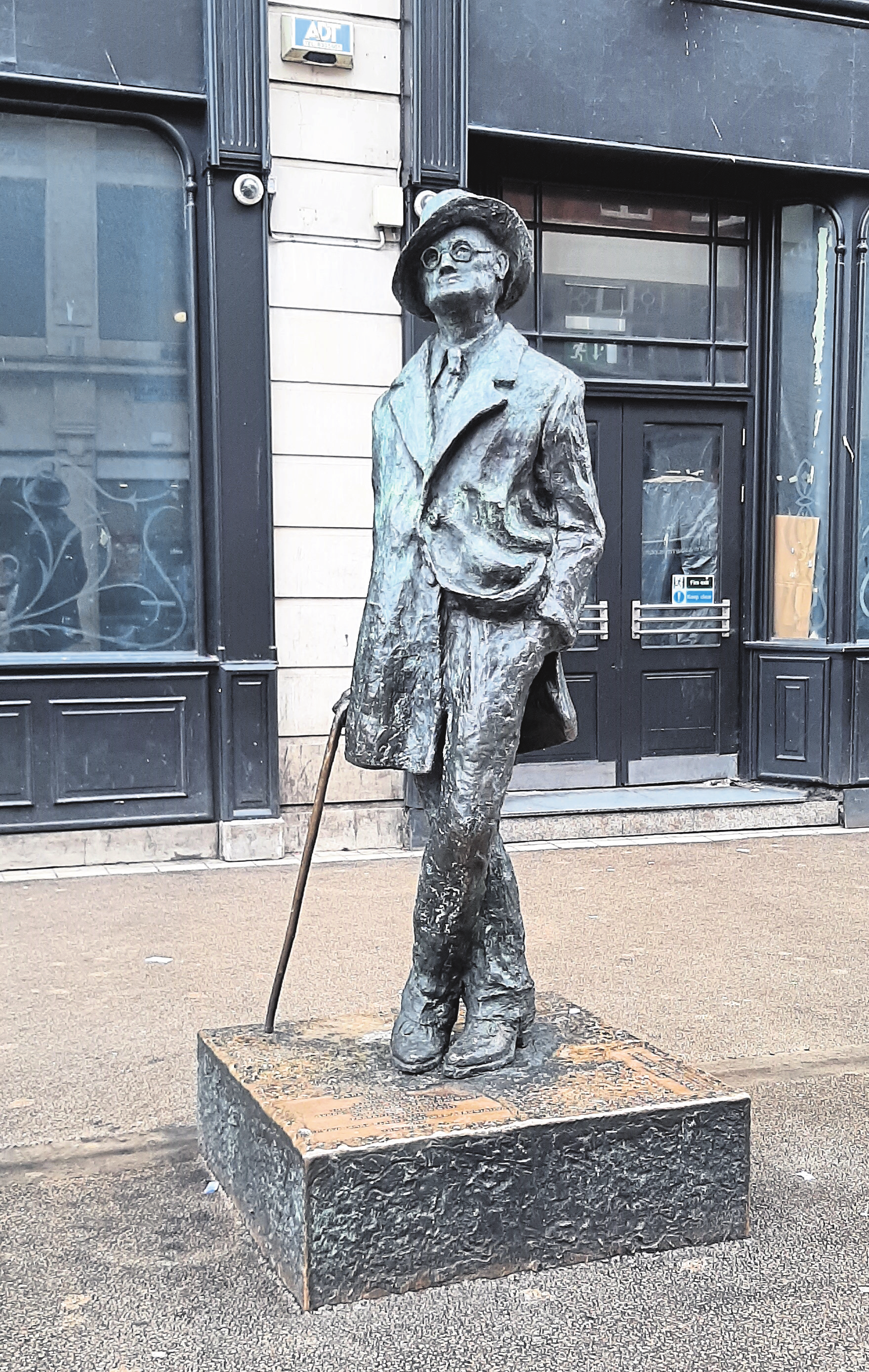 Sculpture représentant le célèbre auteur James Joyce à Dublin.