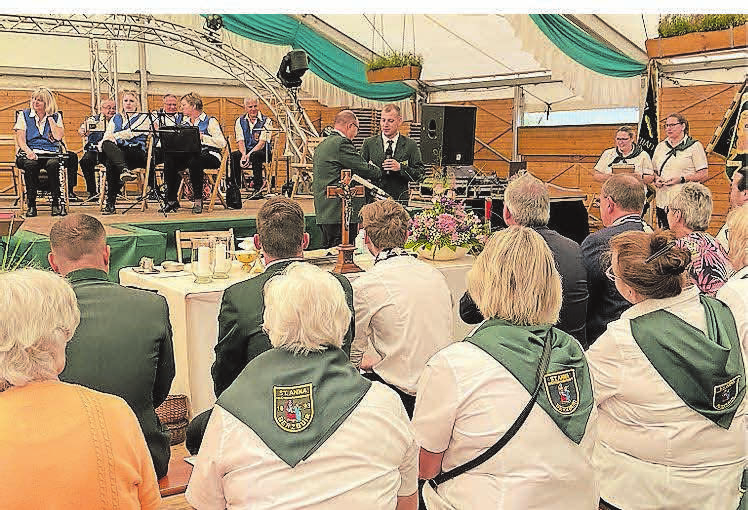 Der Schützenfestsonntag startet wieder mit einem Gottesdienst im Festzelt und den anschließenden Ehrungen verdienter Mitglieder. FOTO: MAIKE BARTELS