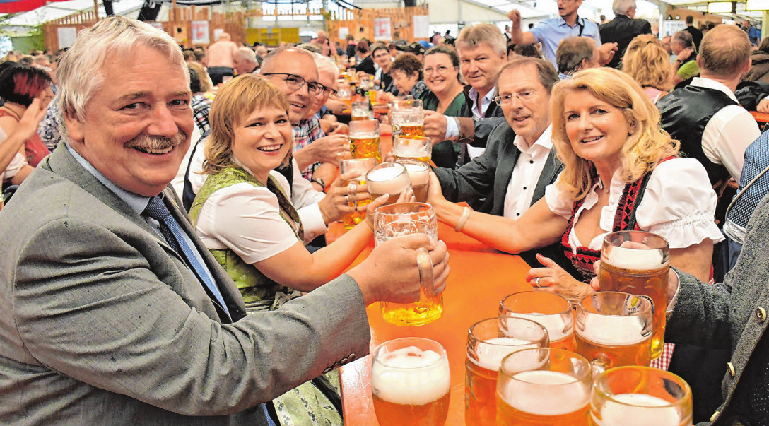 Auch Vertreter der Politik lassen sich die Markt Erlbacher Kirchweih nicht entgehen. Bürgermeisterin Birgit Kreß begrüßte letztes Jahr Bundestagsabgeordneten Tobias Winkler, Landtagsabgeordneten Hans Herold, Neuhofs Bürgermeisterin Claudia Wust und stellvertretenden Landrat Reinhard Streng.