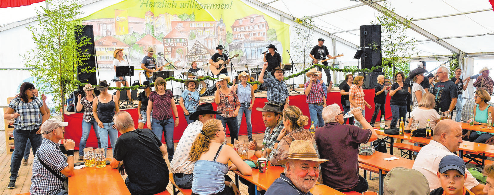 Country-Fans kommen am Sonntag beim Frühschoppen im Festzelt auf ihre Kosten. Natürlich darf gerne mitgetanzt werden. Fotos: Gudrun Schwarz-Köhler