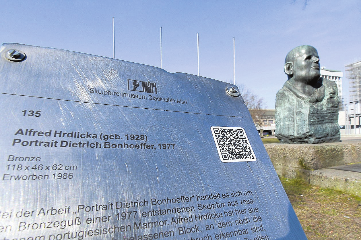 Auch Alfred Hrdlickas „Portrait Dietrich Bonhoeffer“ ist mit einem QR-Code versehen, der zum Audioguide des Skulpturenmuseums Marl führt. FOTO MEIKE HOLZ / ARCHIV.